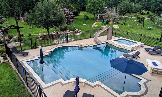 Wellborn House | Willow Run Estate, King Bed, Pool, Lake, Dock, Sports Court, Playground Sleeps9