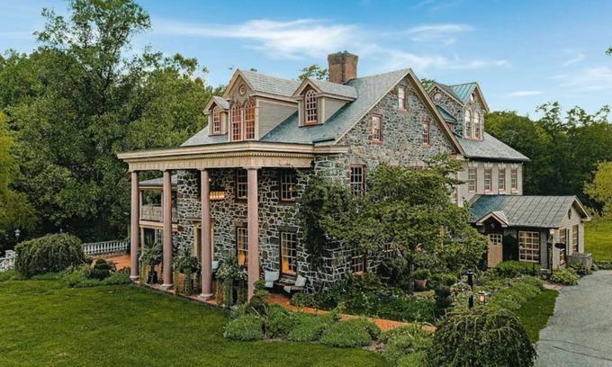Elizabethtown House | Willow's Whimsey | Romantic Moonstone Manor B&B