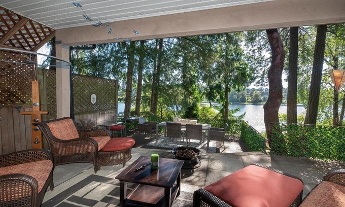 Langford House | Willow Suite - Lakeside Retreat