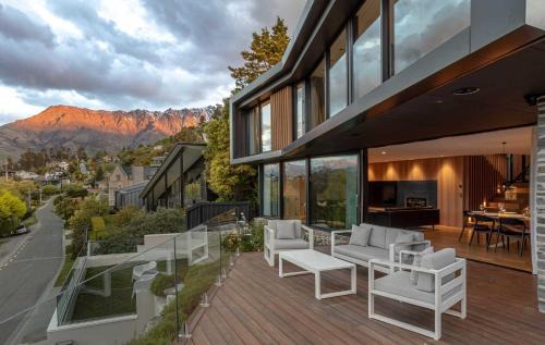 Kelvin Heights House | Willow Waters - lakeside luxury - a Relax it's Done holiday home