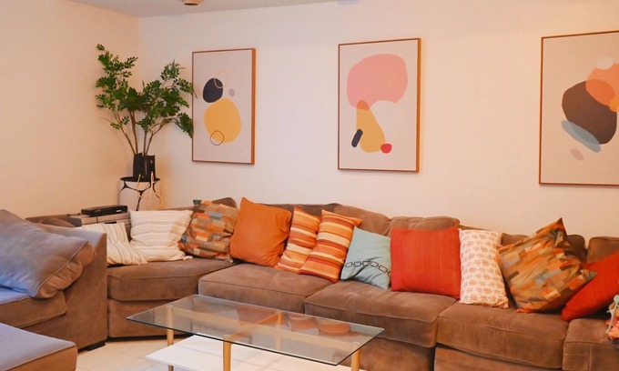 Brooklyn Apartment | Willy's Cozy 2BR Retreat With Backyard