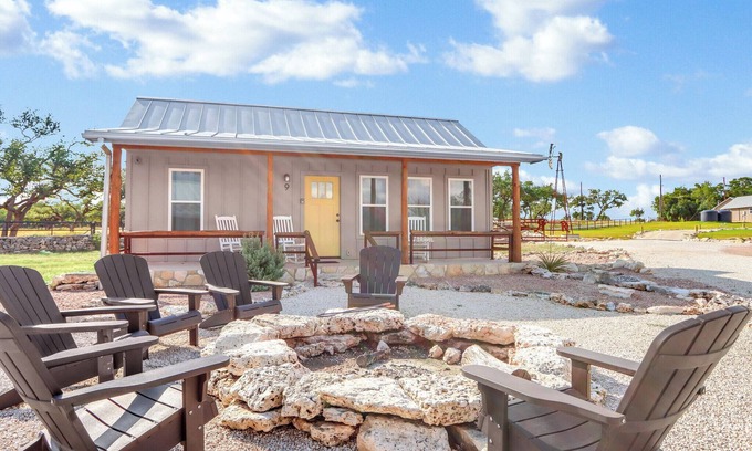 Wimberley Cabin | Wimberley Traveler’s Cottage w/Firepit & Pickleball