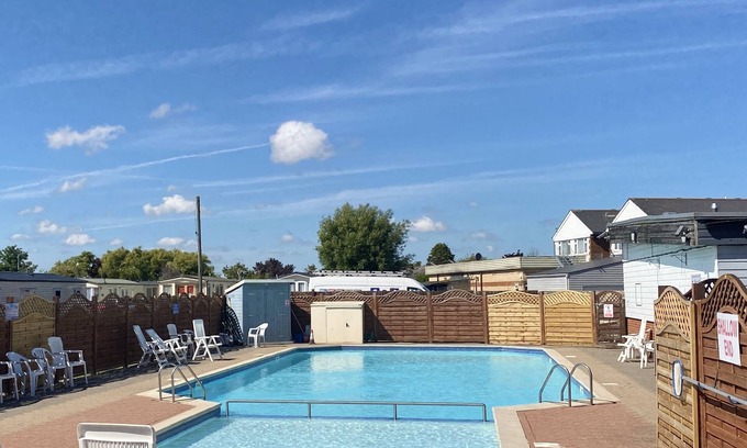 Icklesham House | Winchelsea Coastal Holiday Home Close to Pool & Beach