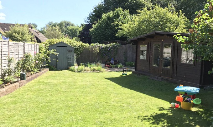 Kings Worthy Cottage | Winchester 3 Bedroom Cottage + Large Garden w/Office - Opposite 5-Star Farm Shop