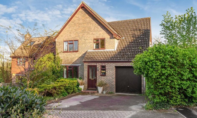 Winchester House | Winchester Stunning Spacious 4 Bedroom House
