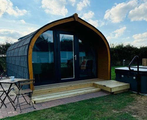 Swavesey House | Windmill Glamping Pod with hot tub - The Snug