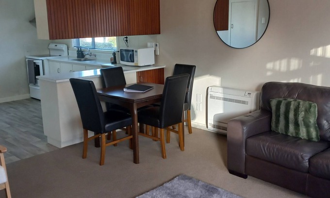 Invercargill House | Windsor Garden EscapenOpposite the beautiful Queens Park