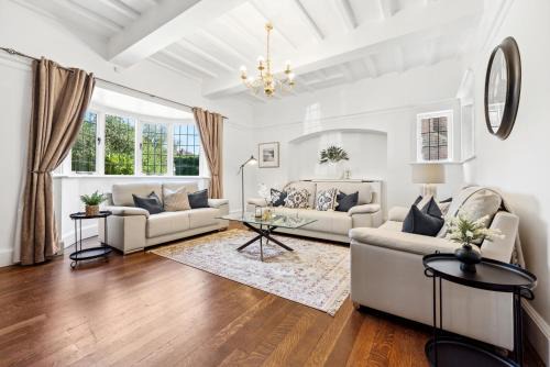 Olton House | Windsor Manor - Luxury 5-bed Retreat in Solihull