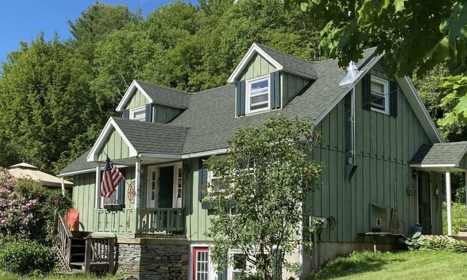 Roxbury House | Windswept Cottage - Close to skiing, wedding venues, & hiking!