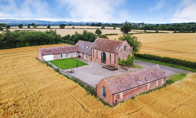 Eaton Mascott House | Windy Mundy Farm