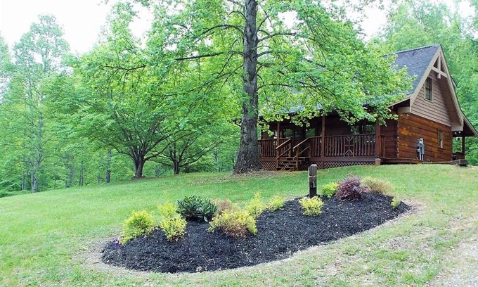 Wears Valley House | Windy Ridge-Pet-Friendly Smoky Mountain Cabin with Pool Access, Fenced Yard & Free Tickets