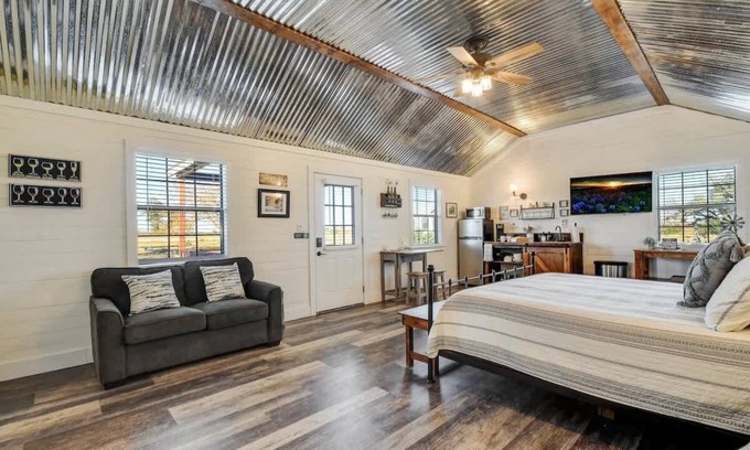Fredericksburg House | Wine Country Cottage w/Scenic Hill Country Views
