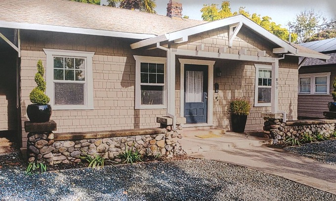 Santa Rosa Cottage | Wine Country Cottage in downtown Santa Rosa, CA