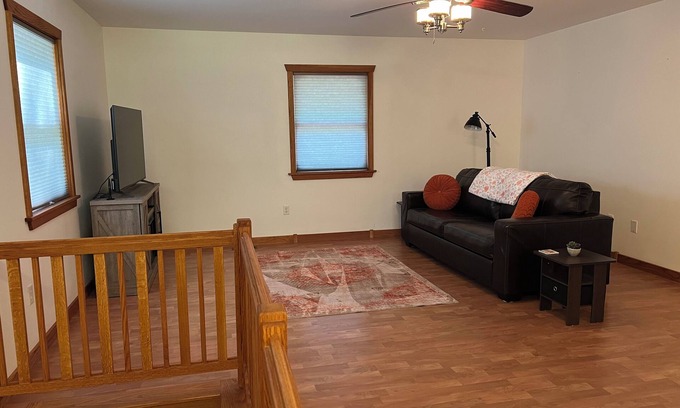 Cobden House | Wine Country Hideaway Near Wineries & Giant City