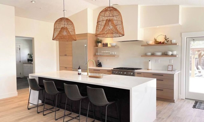 Templeton House | Wine Country Retreat - 5 min drive to wineries!