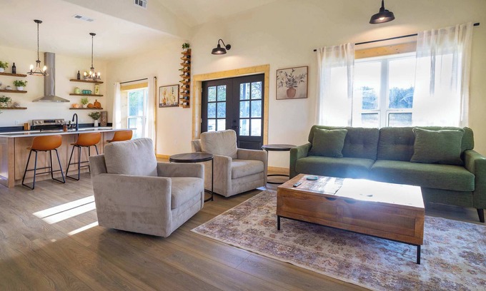 Johnson City House | Wine Down – Hill Country Retreat