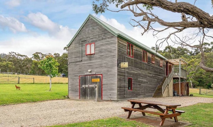 Kettering Apartment | Wine Loft Cosy Country Retreat with Ocean Views