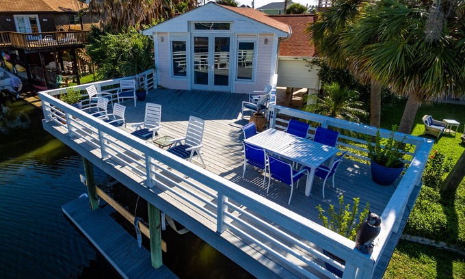 Jamaica Beach Cabin | WINE TIME COZY URBAN EFFICIENCY SLEEPS 6