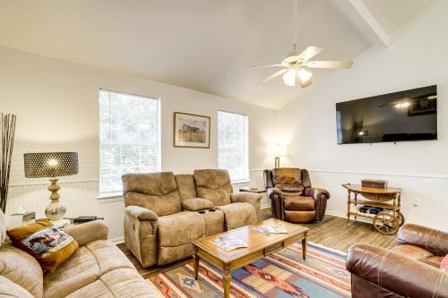 Brenham House | Wine Tours and Antiquing Townhome Near Dtwn Brenham