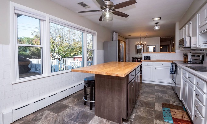 Baroda House | Wine Trail & Beach Getaway w/hot tub & Pool - Close to Weko Beach & Round Barn
