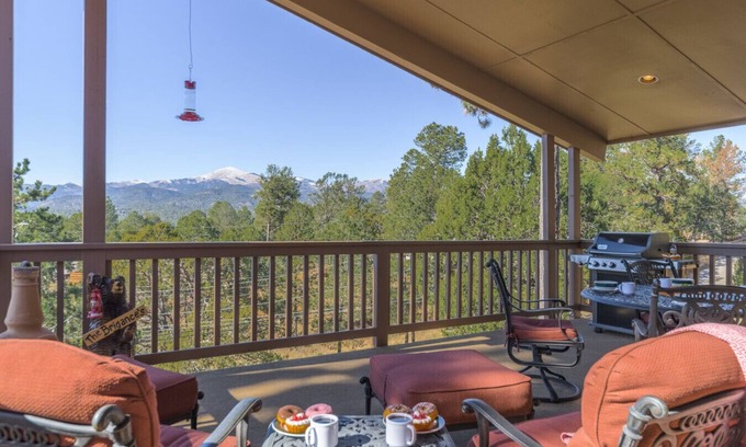 Ruidoso Apartment | Wine & Wilderness: MTN Luxe Chalet/Hot Tub/Views