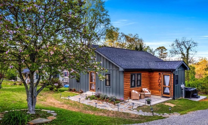 Balfour House | Wine & Wood-Wine Room Hot-Tub 5 Mins to Downtown