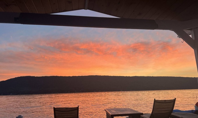Dundee Cottage | WINERIES & BREWERIES NEARBY-NEWLY RENOVATED LAKEFRONT COTTAGE-BOAT SLIP-HOT TUB