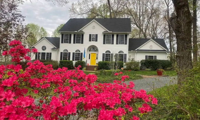 Batesville House | Winery, Breweries w/hot tub & firepit