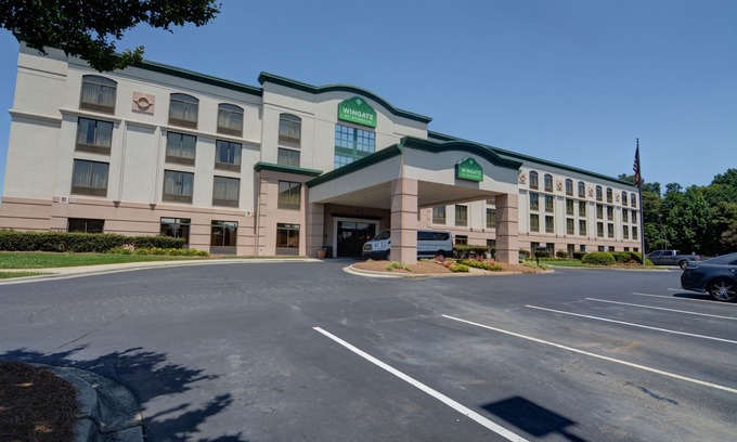 Executive Park Hotel | Wingate by Wyndham - Charlotte Airport South I-77 at Tyvola