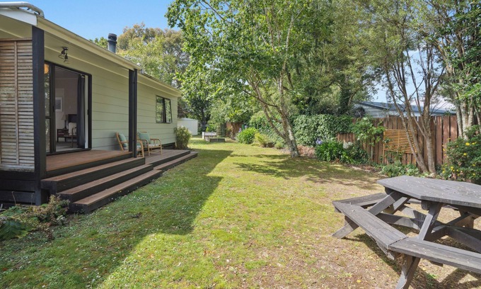 Carterton House | Wingspan Cottage - Carterton Holiday Home