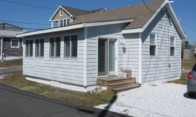 Breakwater Village Cottage | WINTER DISCOUNT/Gorgeous, quaint cottage one block from private beach!