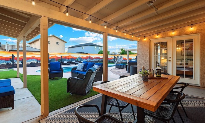 Phoenix House | Winter Fun- Sleeps 16- Heated pool - optional