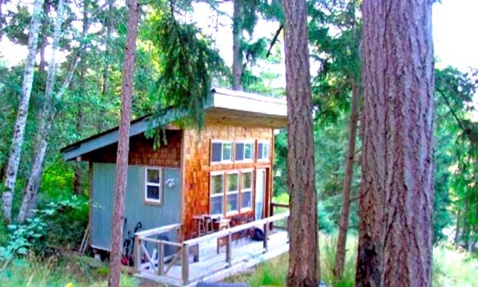 Salt Spring Island House | Winter Holidays! Sleeping Cabin for Romantic or Small Family Getaway