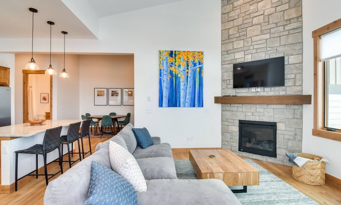 Fraser Condo | Winter Park Retreat: Balcony, Hot Tub & Fireplace!