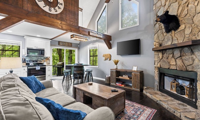 Ellijay Cabin | Winter Retreat, Hot Tub, Fire Pit, 7min to Ellijay. 16min to Blue Ridge