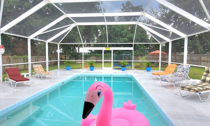 Edgewater House | 🐬🌴WINTER/SPRING DEALS- HEATED POOL- BEACH/RIVER🐬GRILL FENCED🌴THEME PARKS 1HR