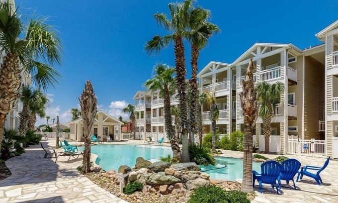 Corpus Christi Condo | WINTER TEXANS WELCOME- 3 BR 3.5 BA + Garage, 2 Balconies, 2 blocks to Beach!nn
