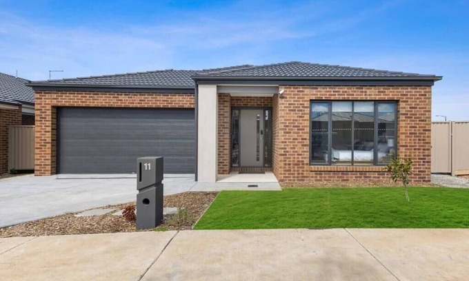 Delacombe House | Winter Valley Retreat - Palatial Pad in the Valley!