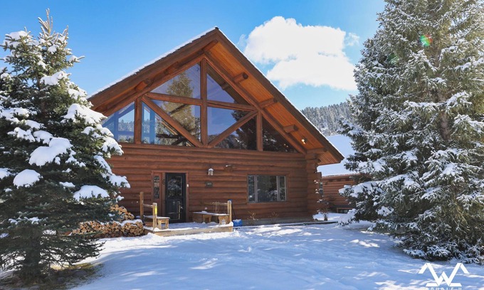 Gallatin Gateway Cabin | Winter Wonderland Cabin! Sleeps 12! Awesome Hot Tub and Fireplace!