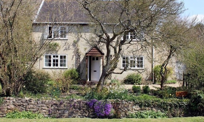 Chilmark Cottage | WINTERBOURNE COTTAGE, family friendly, with a garden in Chilmark