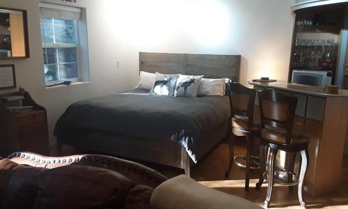 Arnold House | Winterfell Inn - No Xtra Fees, Dogs OK, King & Queen Suites