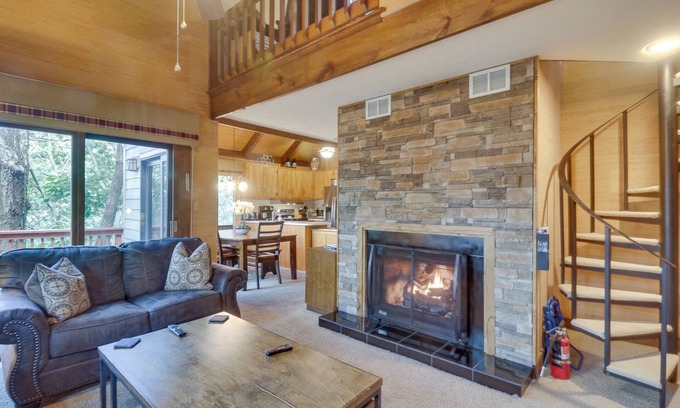 Treeloft House | Wintergreen Home w/Hot Tub, Deck & Mountain Views