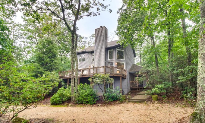 Laurel Ridge House | Wintergreen Resort Home with Deck, 1 Mi to Skiing!