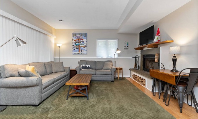 Roseland Condo | Wintergreen Condo -Steps to Ski and restaurants