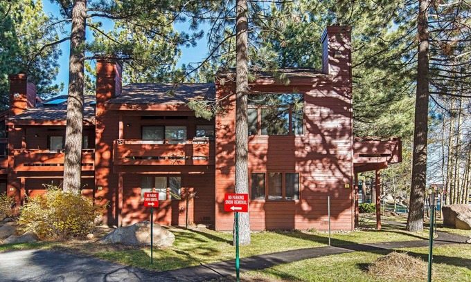 Mammoth Lakes Condo | Winterset #18 | Shared Amenities Access | Year-Round Activities!