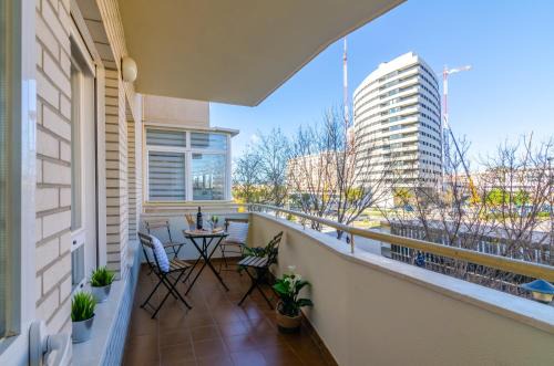 Hacienda Bizcochero Apartment | WintowinRentals Teatinos, Metro, Free Parking & Pool.