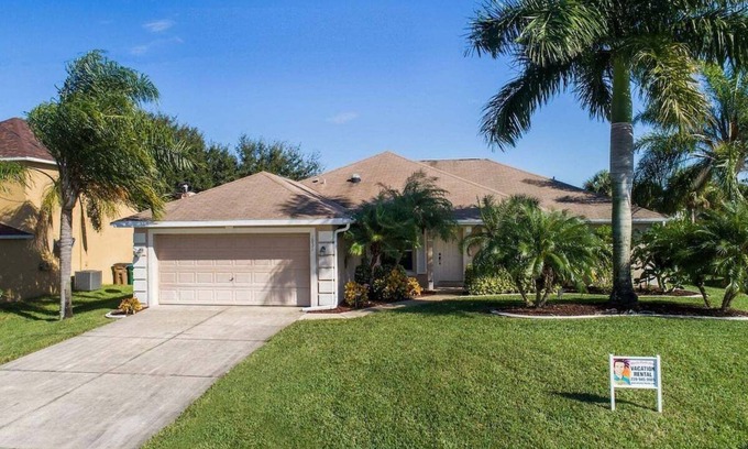 Trafalgar House | Wischis Florida Home - Tropical Lakeside