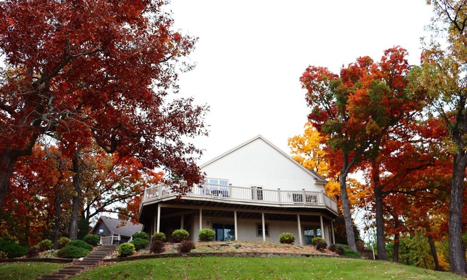 Lauderdale Lakes House | Wisconsin lake living does not get any better than this!