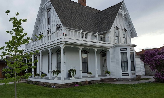 Baker City House | Wisdom House Built 1878, In The Heart Of Downtown Baker City Historic District