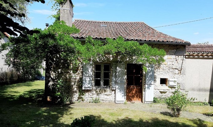 Les Adjots House | Wisteria Cottage
